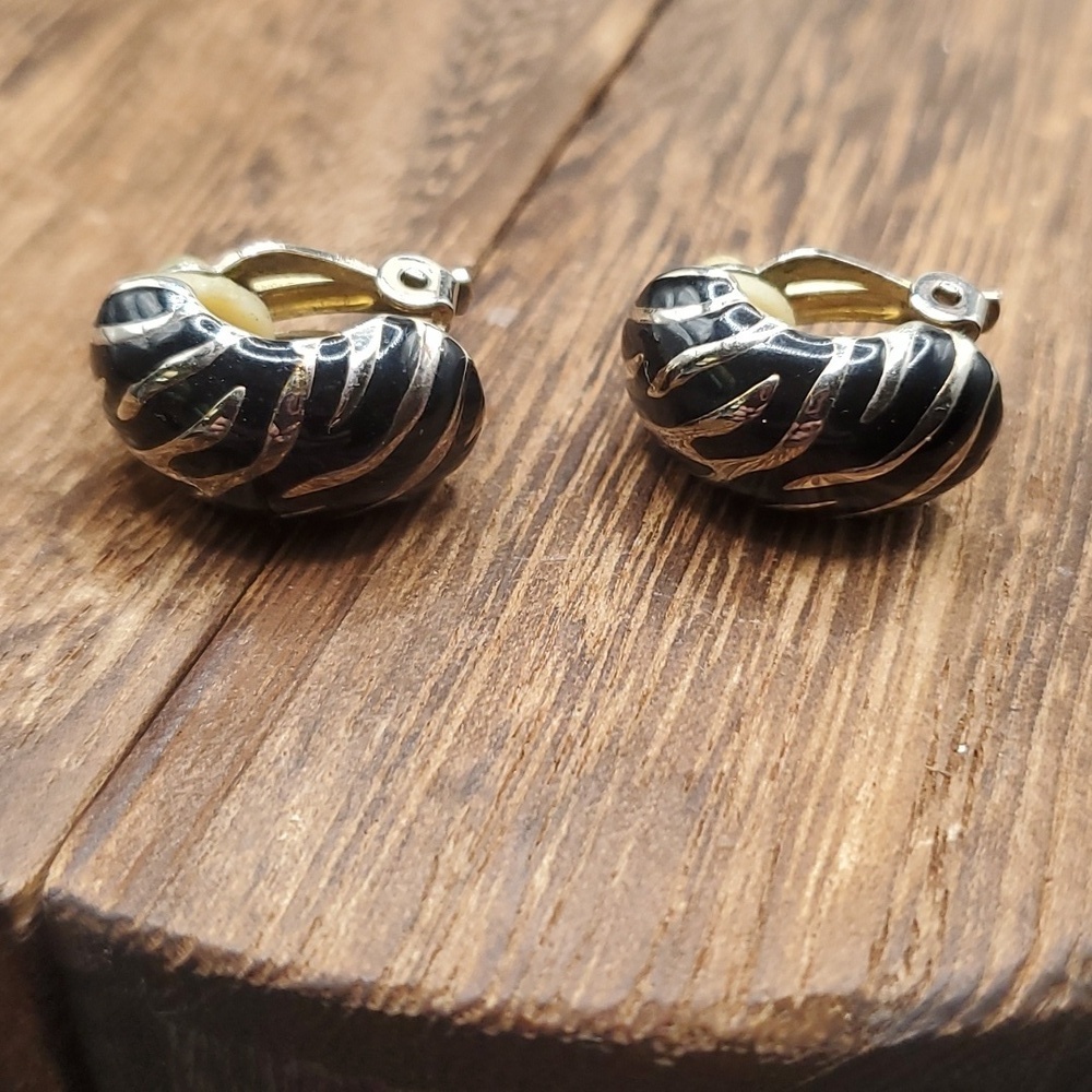 E627 snail curl clip on‎ earrings
